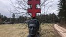 Pomník padlému litevskému bojovníkovi, který v řadách Lesních bratrů čelil sovětské armádě. V jižní Litvě je takových památníků mnoho.