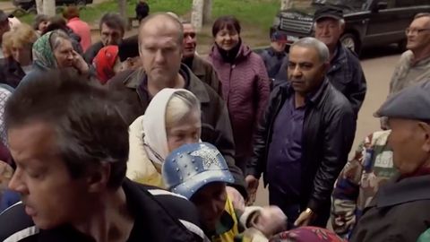 Chudí Rusové čekají každý měsíc hodinové fronty na chleba zdarma