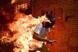Snímek roku na World Press Photo 2018: Krize ve Venezuele. Ronaldo Schemidt (Venezuela), AFP.