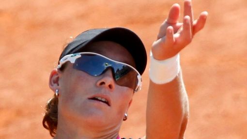 Australská tenistka Samantha Stosurová podává proti Američance Irině Falconiové ve 2. kole French Open 2012.