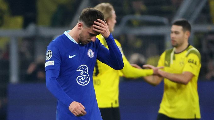 Zklamaný Mason Mount z Chelsea, za ním slaví fotbalisté Dortmundu