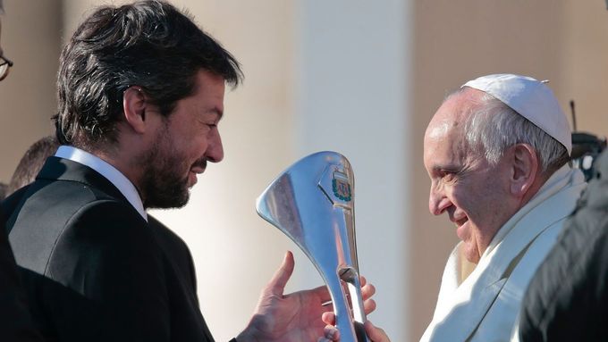 Papež František jako Argentinec je velkým fanouškem fotbalu, jeho oblíbeným týmem je San Lorenzo, s jehož hráči se také setkal. V sobotu bude nejspíš držet palce Realu Madrid...