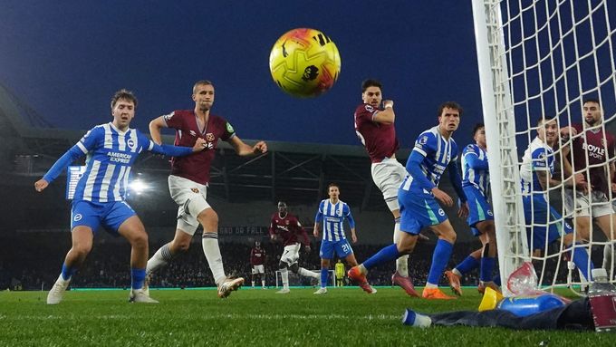 Tomáš Souček (druhý zleva) sleduje, zda po této situaci skončí míč při utkání Brighton - West Ham v síti.