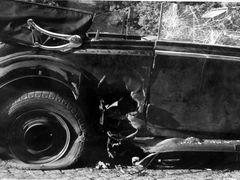 Heydrichův poškozený vůz po výbuchu Kubišova granátu.
