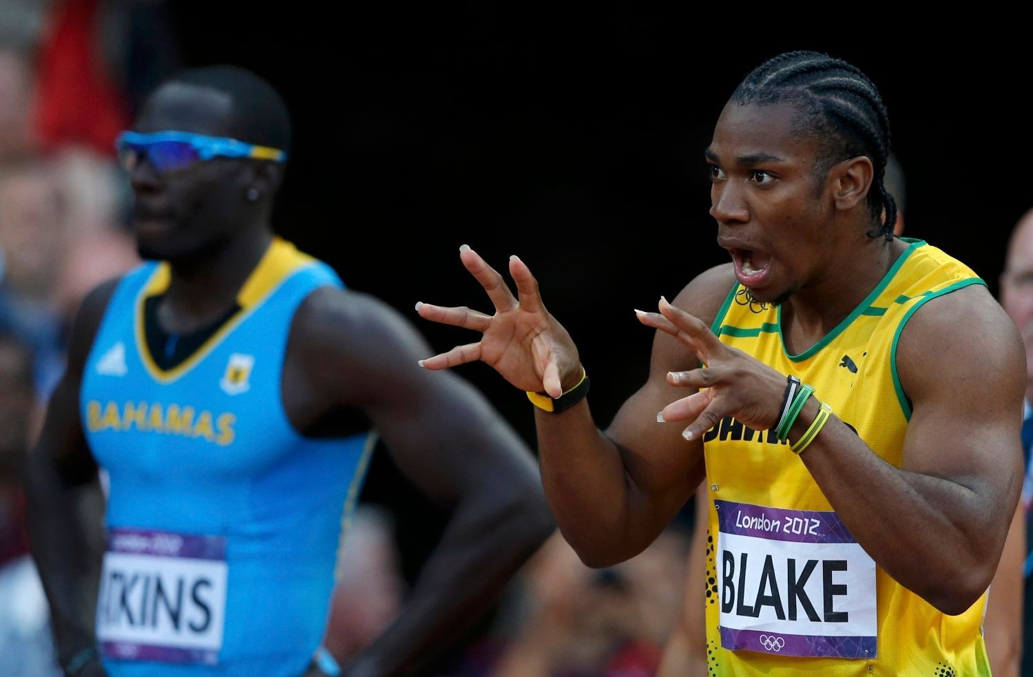 Jamajský sprinter Yohan Blake gestikuluje před semifinále na 100 metrů během OH 2012 v Londýně.
