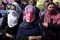 Afghánci vyšli kvůli lynčování nevinné ženy do ulic