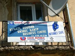 Jedním z projektů, které podporuje v Tkibuli Člověk v tísni je i malé internet café, jediné ve městě.