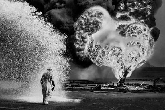 Boj s požárem ropného vrtu v kuvajtských ropných polích, Kuvajt, 1991.