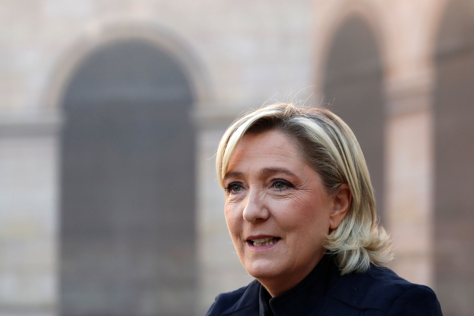 Marine Le Penová na pohřbu Charlese Aznavoura