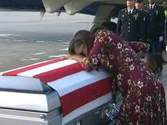 Vdova po zemřelém vojákovi Davidu T. Johnsonovi nad jeho rakví. 