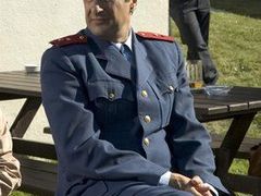 Paolo Buglioni jako český policista ve filmu Smutek paní Šnajdrové