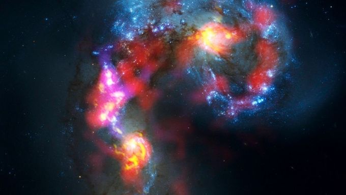 Díváte se na snímek z hlubin vesmíru, který ukazuje galaxii Antennae (známou také jako NGC 4038 a 4039). Fotografii se podařilo vědcům získat pomocí obřího radioteleskopu ALMA, který stojí v Chile.