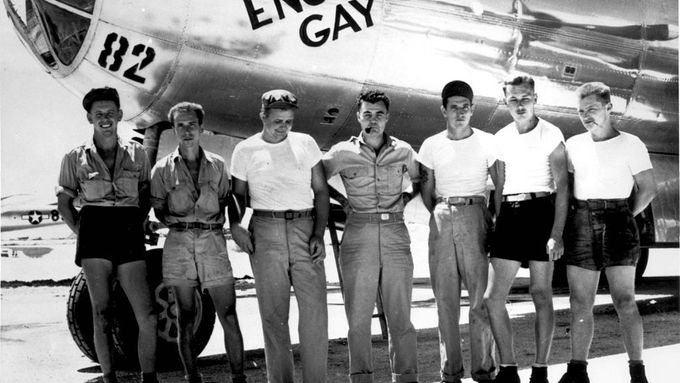 Posádka, která chystala atomový útok na Hirošimu. Paul Tibbets je uprostřed s dýmkou.