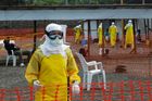 Riskují vše. Ebole už v Africe podlehlo přes 120 zdravotníků