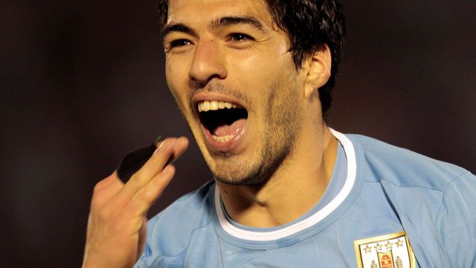 Podívejte se na gól Uruguaye, na němž se významným způsobem podílel Luis Suárez