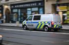 Divoká honička v Praze: nebezpečný vyděrač ujížděl po chodníku, policisté stříleli