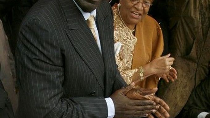 Prezidentka Ellen Johnson-Sirleafová s velkým spojencem a pomocníkem, ghanským prezidentem Johnem Kufuorem.