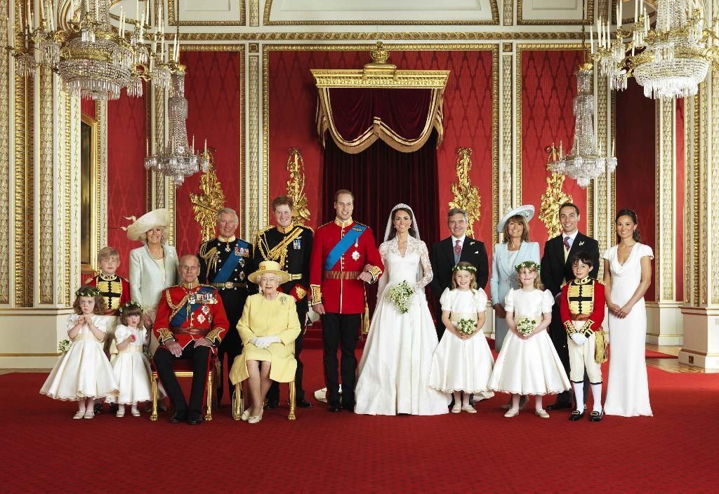 Kate a William s rodinami - oficiální svatební foto. Reuters