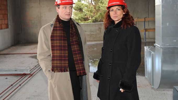 David Rath a Kateřina Pancová při prohlídce pokračující dostavby nového pavilonu kladenské nemocnice a stavby bunkru na kobaltový ozařovač (listopad 2009).