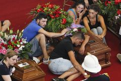 Itálie se loučí s oběťmi nehody, příčiny tragédie nezná