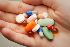 Průzkum: 120 tisíc Čechů užívá nevhodnou kombinaci léků