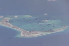 Číňané na umělý ostrov ve sporných vodách rozmístili děla