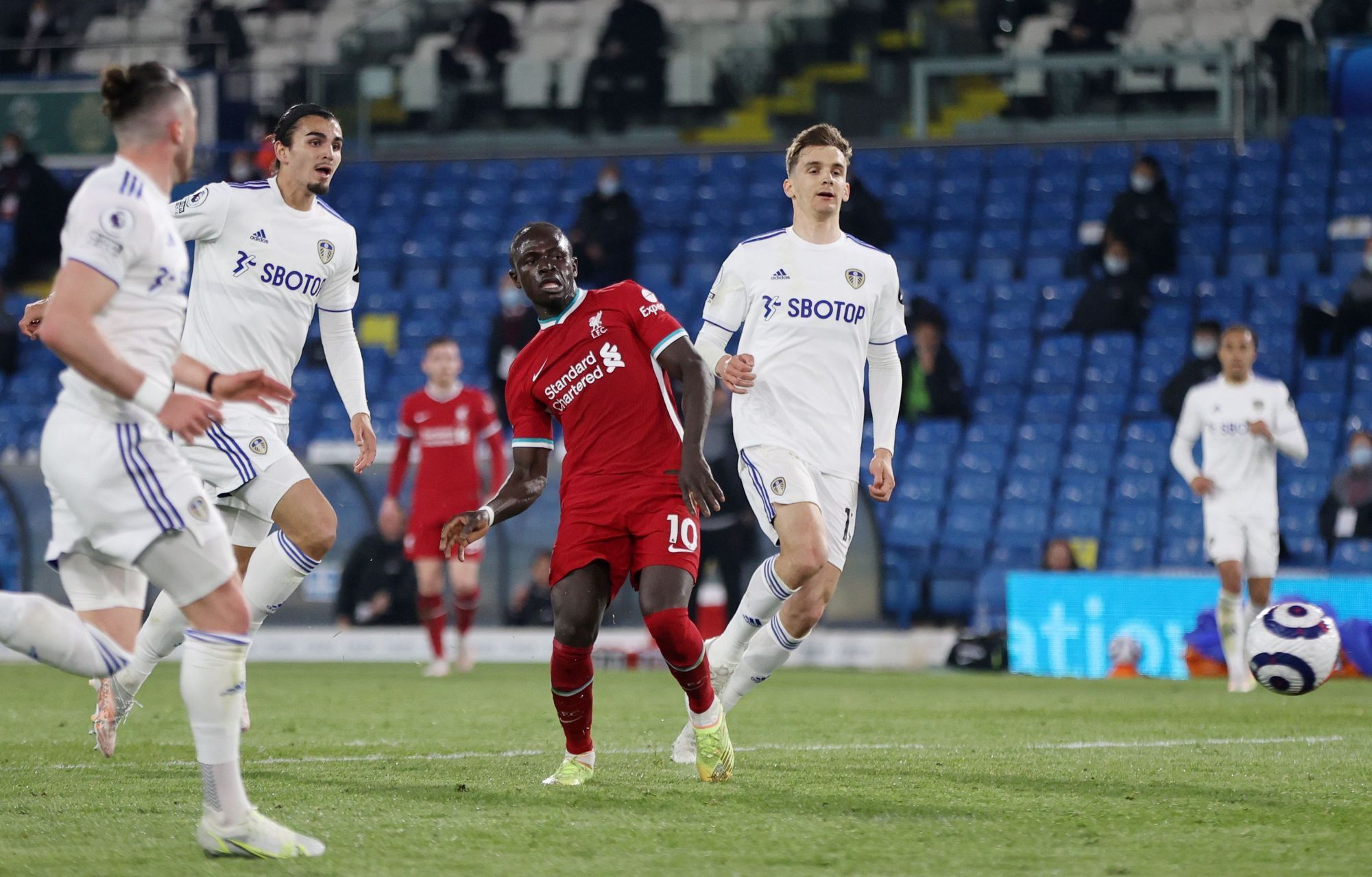32. kolo anglické fotbalové ligy 2020/21, Leeds - Liverpool: Sadio Mané z Liverpoolu střílí gól na 0:1