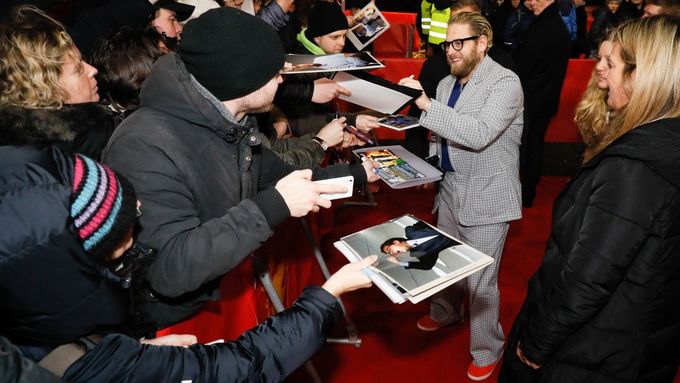 Herec a režisér Jonah Hill rozdává podpisy před premiérou svého filmu.