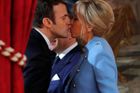 Obrazem: Déšť, jásot i vášnivý polibek. Nejmladší prezident Francie se ujal úřadu