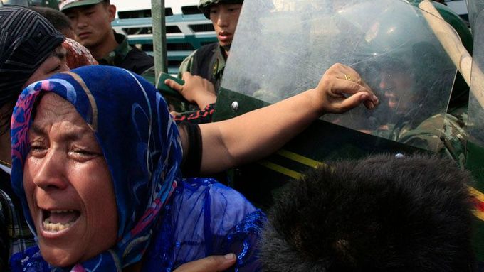 Boje mezi Ujgury a čínskou policií.