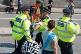 Blokáda mostu a křižovatek se před víkendem nesetkávala s pochopením Londýňanů, kteří se kvůli chaosu ve veřejné dopravě nemohli dostat včas do práce. Zasahovala také policie. Zde zatýká a odnáší jednu z aktivistek. Stejně jako většina ostatních to brala s úsměvem.