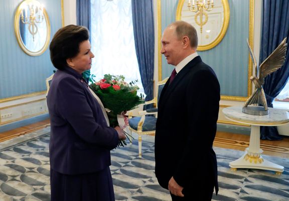 Prezident Putin blahopřeje Těreškovové k 80. narozeninám.