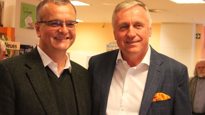 Mirek Topolánek a Miroslav Kalousek na křtu Topolánkovy knihy 16. května 2016