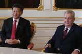 Čínský a český prezident spolu usedli za stůl.