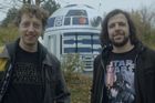 Tajemství robota R2-D2 v pražském parku odhaleno. Stojí za ním dva fanoušci Star Wars