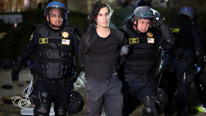 U propalestinského protestu na Kalifornské univerzitě v Los Angeles zasahuje policie.