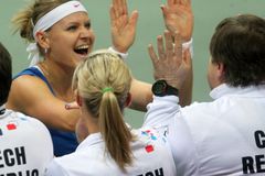 Lucie Šafářová v utkání se Samanthou Stosurovou ve čtvrtfinále Fed Cupu 2013 proti Austrálii