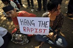 Indická policie zadržela kvůli hromadnému znásilnění 5 mužů