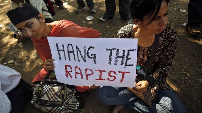 Indickou veřejnost opakované případy hromadných znásilnění pobuřují.