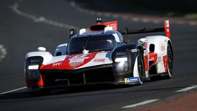 Toyota posádky Sébastien Buemi, Brendon Hartley a Ryo Hirakawa v závodě na 24 hodin v Le Mans 2022