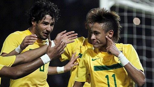 Alexandre Pato a Neymar se radují z gólu brazilské reprezentace