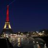 Barvami belgické vlajky se rozsvítila i pařížská Eiffelovka.