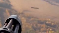 Ukrajinci sestřelili z vrtulníku ruský útočný dron Šahíd-136/Geran-2 s dlouhým doletem.