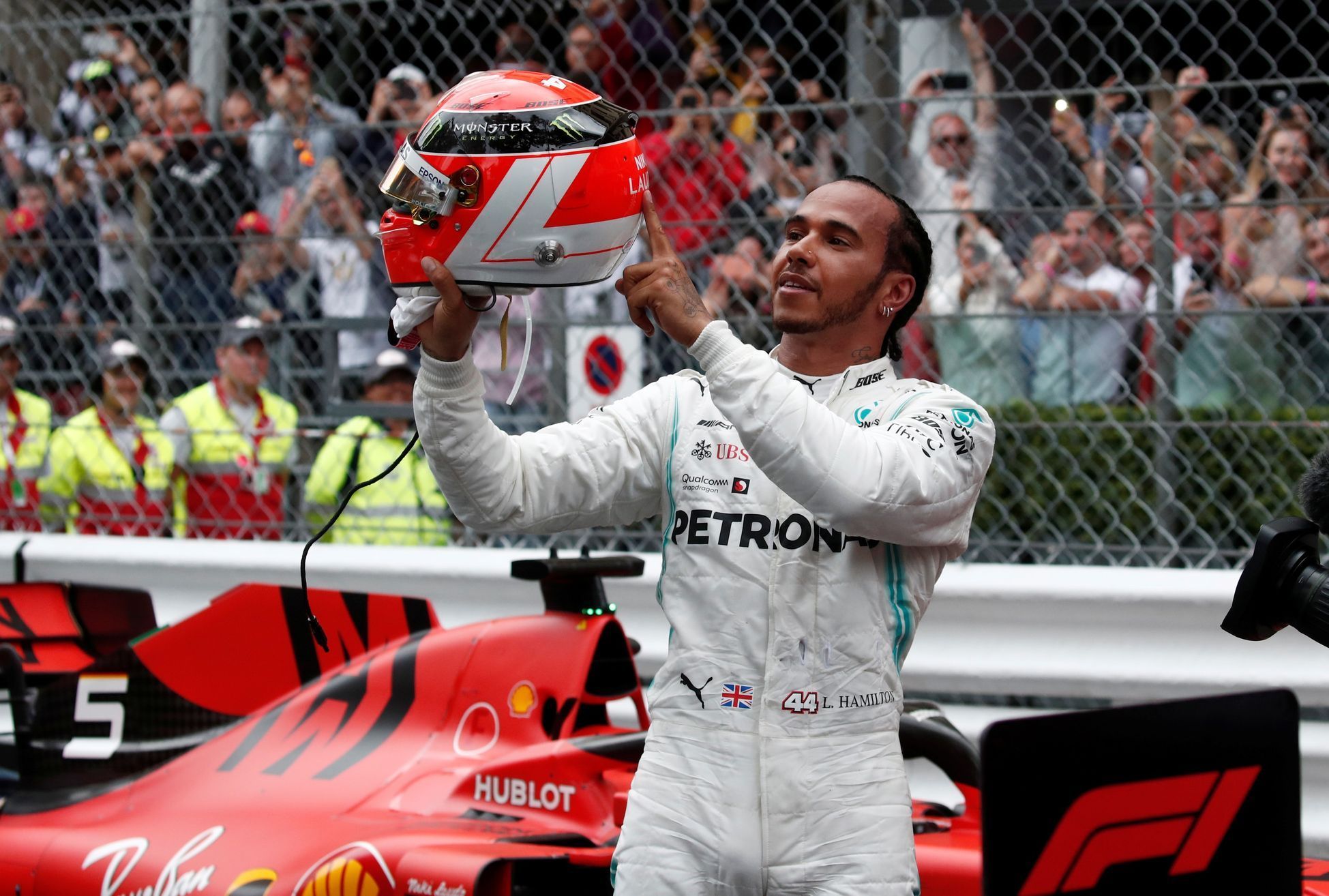 Lewis Hamilton slaví vítězství v Monaku s helmou s motivy zesnulého Nikiho Laudy