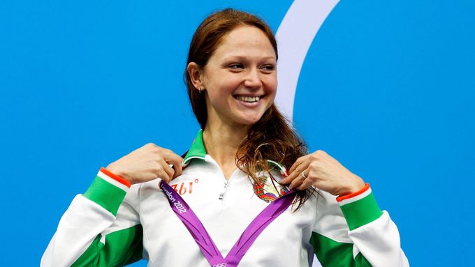 Aljaksandra Herasimenjová s olympijskou medailí z her v Londýně