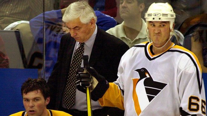 NHL 2000/2001: Ivan Hlinka na střídačce Pittsburghu s Jaromírem Jágrem a Mariem Lemieuxem.
