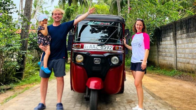 S rodinou na Srí Lance s tuktukem. "Strávili jsme společně měsíc a další cesta se už rýsuje," říká Tomáš.