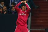 Cristiano Ronaldo ani v netradičním růžovém dresu neztratil svoje fotbalové umění a Realu Madrid pomohl gólem a asistenci  k vítězství v úvodním osmifinále Ligy mistrů na hřišti Schalke 04 v poměru 2:0.