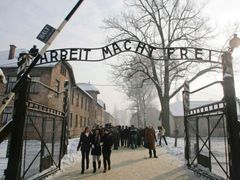 Podle Wiesenthalova centra Csatáry sehrál klíčovou roli v deportaci více než 15 000 Židů do tábora smrti v Osvětimi. 