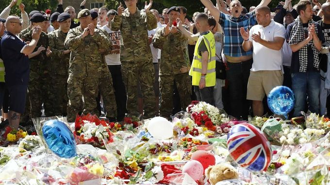 Lidé se shromažďují na místě vraždy vojáka Lee Rigbyho, jehož loni v květnu v londýnské čtvrti Woolwich připravili o život dva radikální islamisté.
